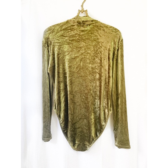 ✨4/$24 Green crushed velvet bodysuit - Picture 2 of 2